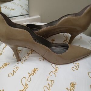 Scallop Taupe TAHARI Size 9 Patent leather pumps
